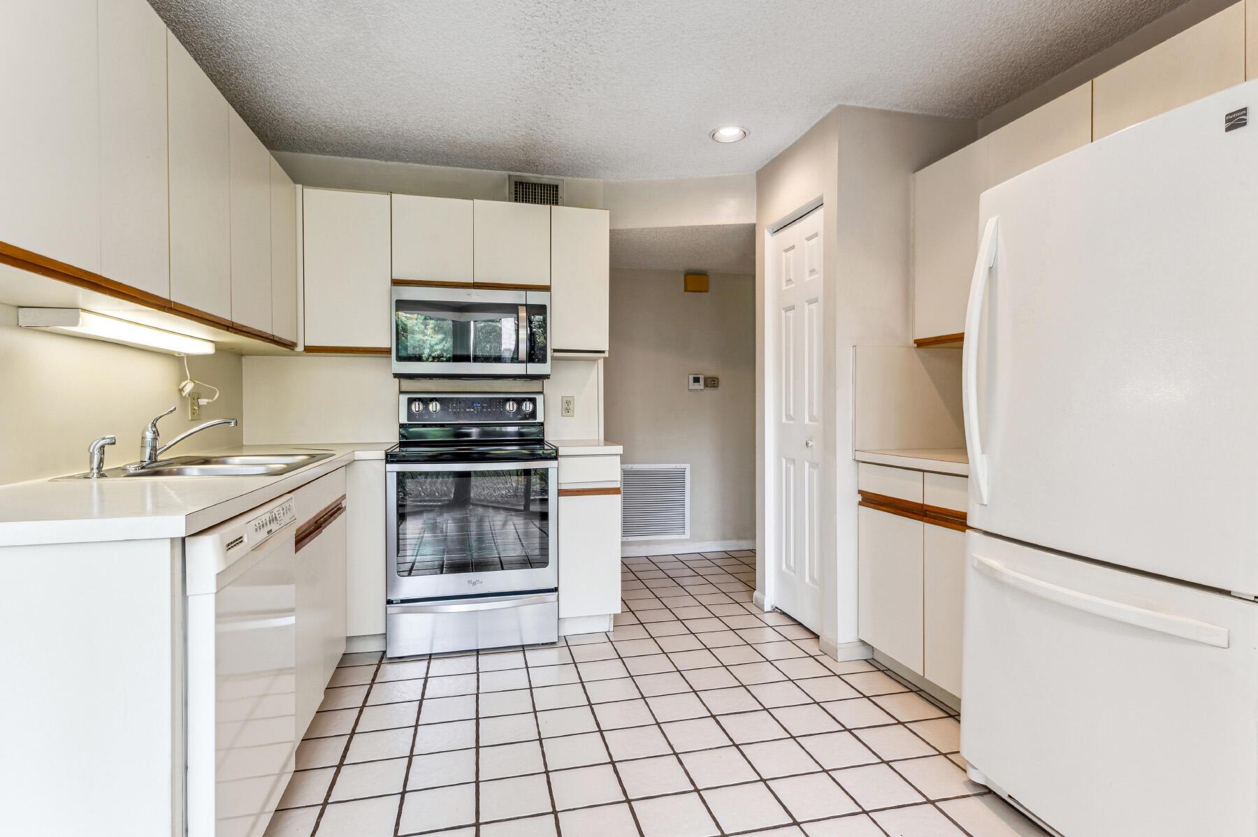 COACH HOUSES OF TOWN PLACE CONDO - Residential