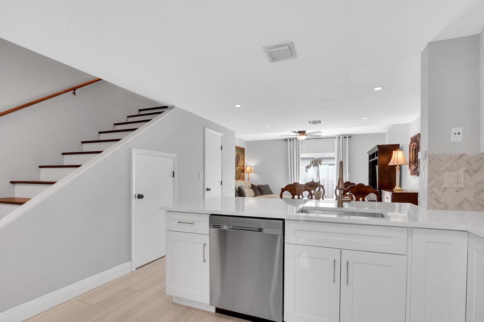 1869 NE 15th Ave 1869, Fort Lauderdale, FL, 33305/$469,000 4 1869 NE 15th Ave 1869