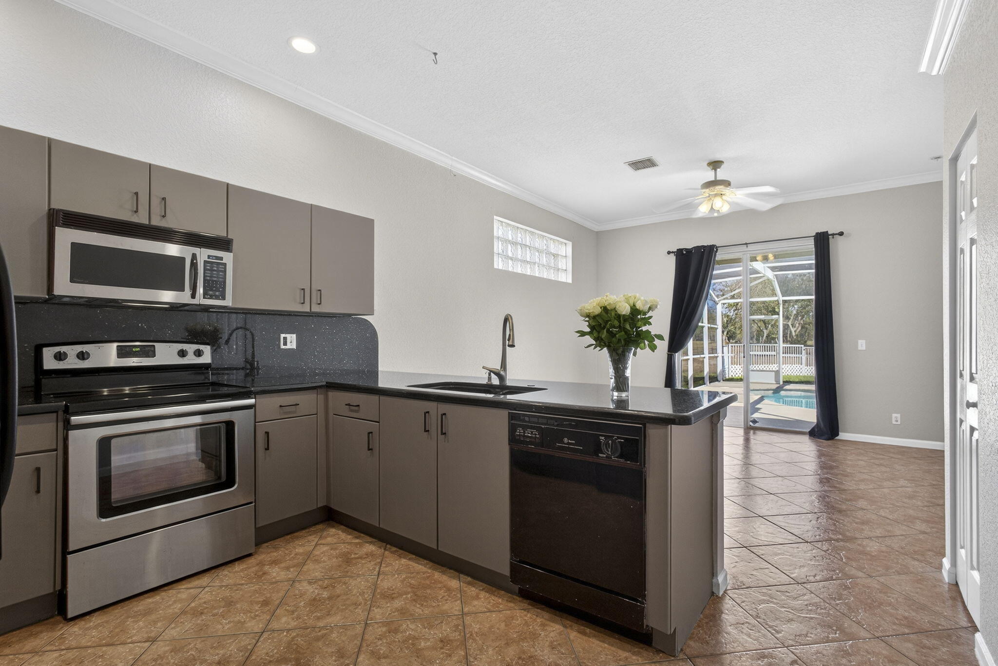 COUNTRY CLUB VIEWS - Residential