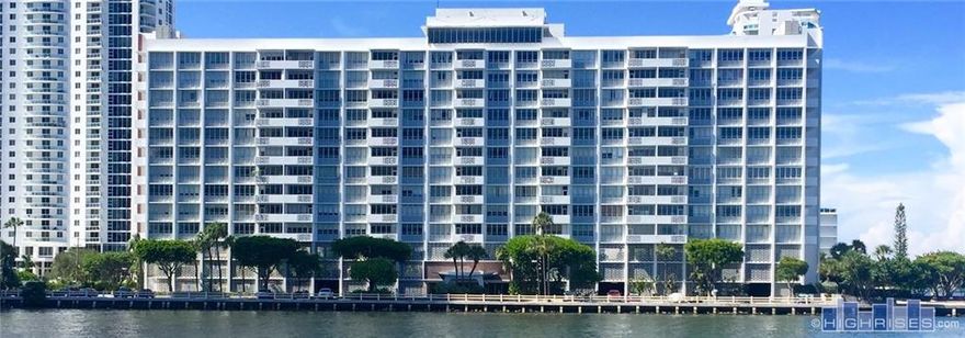 ENJOY a million dollar view from this cozy 1 bdr /1 bath apt. in the heart of Edgewater. Close to PAMM, Arsht center, Wynwood and Midtown. And only 10 minutes to the beaches.Perfect for a young couple, or just chilling out after enjoying the Miami nightlife. This deal won't last, 24 hr notice required to show. Building amenities include AC, 24-hr security, BBQ, Tennis court, pool, and recently built fitness center. PET FRENDLY ( 2 dogs up to 45 pounds)
