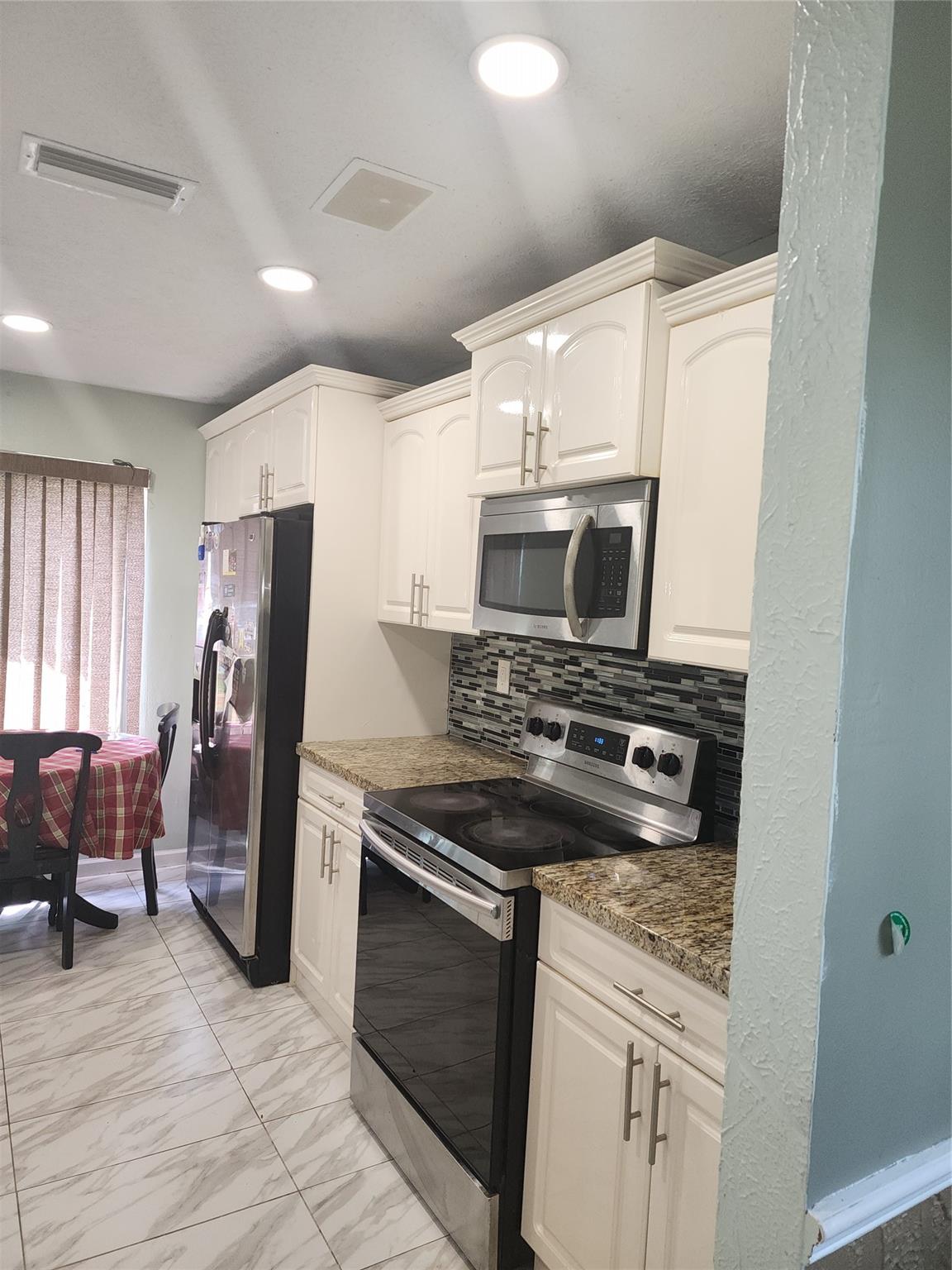 Springtree Lakes 79-12 B - Residential Lease