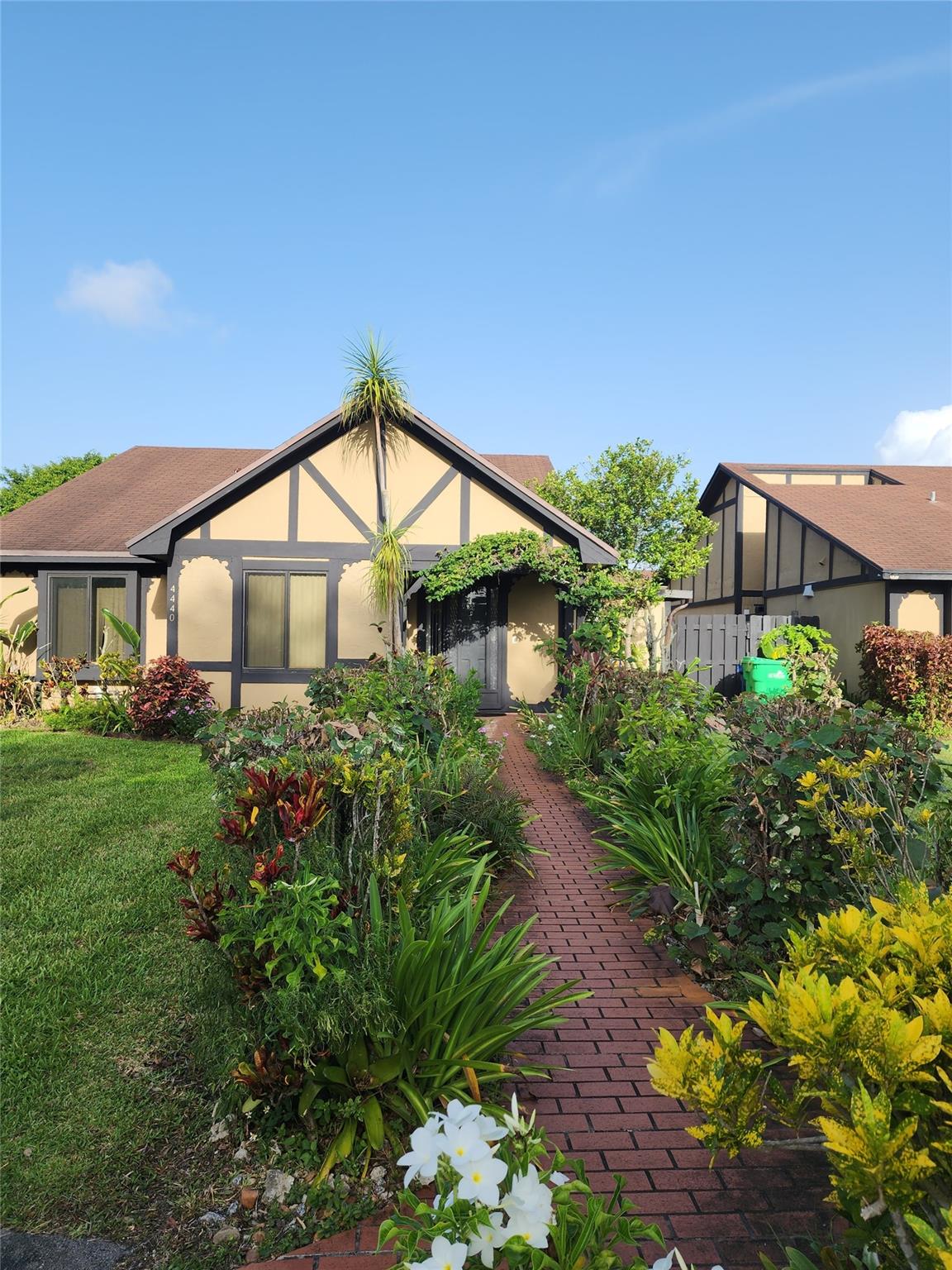 Beautiful and spacious stand-alone single-family home in the heart of Sunrise. Well maintained community of Kingsley Commons in Springtree Lakes. Association approval required. NO SPECIFIC SCORE REQUIREMENTS.