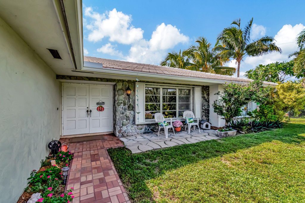 Photo of 2561 SW 13th Court, Boynton Beach, FL 33426 (MLS # R11030804)
