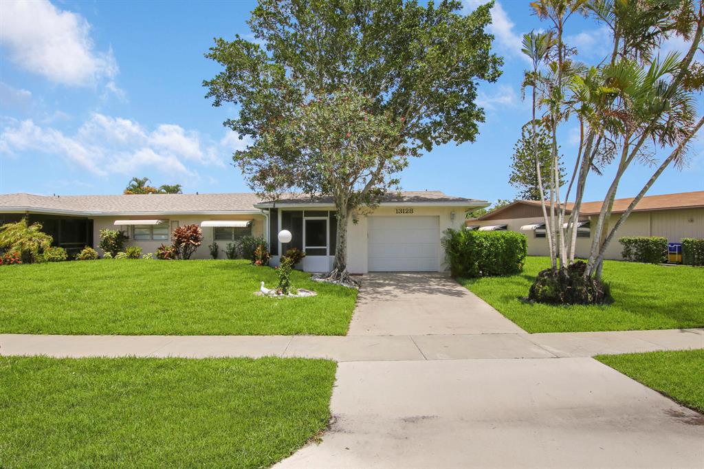 LOVELY, LARGE BRIGHT AIRY VILLA. APPROX 2000 SQ FT LOCATED IN THE HIGHLY SOUGHT AFTER 55+ COMMUNITY OF DELRAY VILLAS. THE KITCHEN BOASTS WHITE KITCHEN CABINETRY, FRENCH DOORS THAT OPEN INTO AN OFFICE, OR DEN, AND A LARGE FAMILY ROOM. THIS COMMUNITY HAS AN EXTREMELY ACTIVE CLUBHOUSE. TENNIS, BILLIARDS, CERAMICS, MANY GROUPS AND PARTIES. THERE IS A GORGEOUS LAKESIDE POOL & SATELLITE POOL.