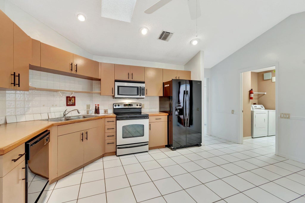 Photo of 6109 Bay Isles Drive, Boynton Beach, FL 33437 (MLS # R11058798)