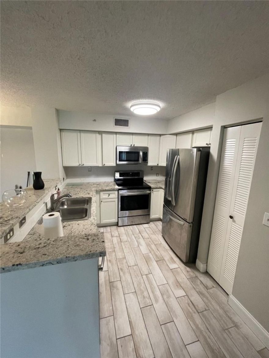 Beautifully maintained 2/2 in desirable gated community of Saint Andrews. Split bedroom floor plan for privacy, spacious living area and laundry in unit. Located near fine dining, shopping and A+ schools