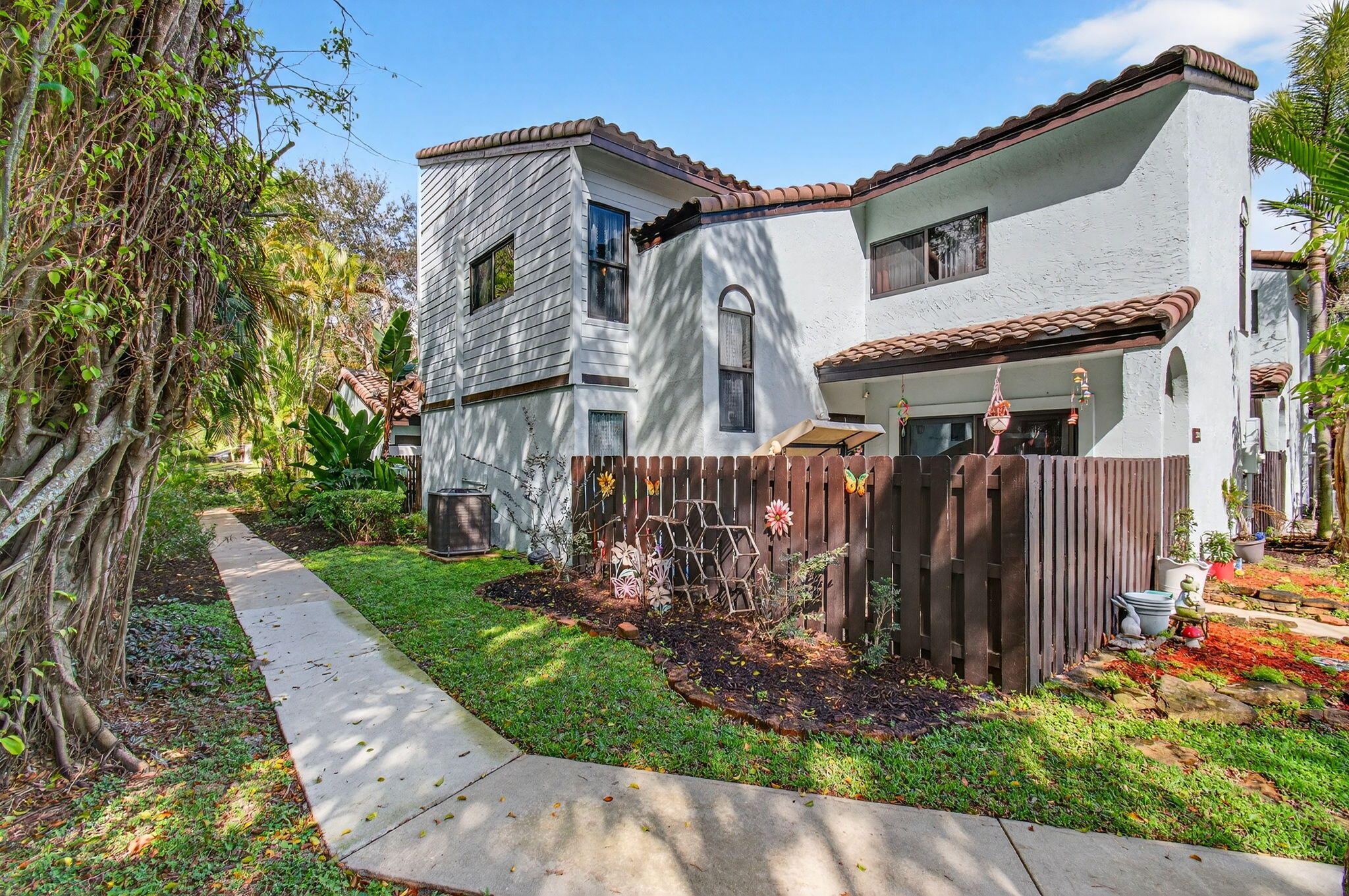 PINEAPPLE WALK 1 - Residential Lease