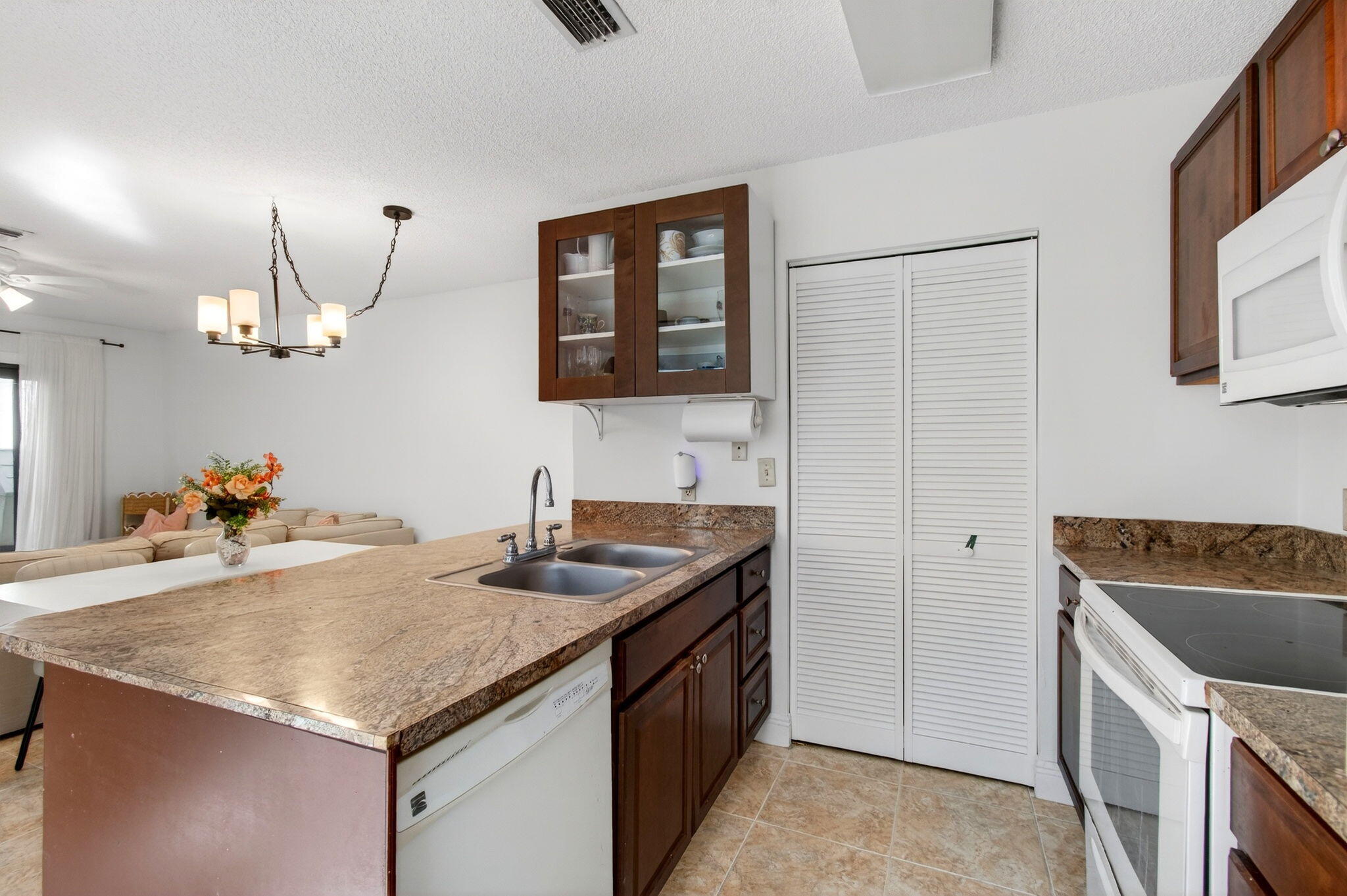 PINEAPPLE WALK 1 - Residential Lease