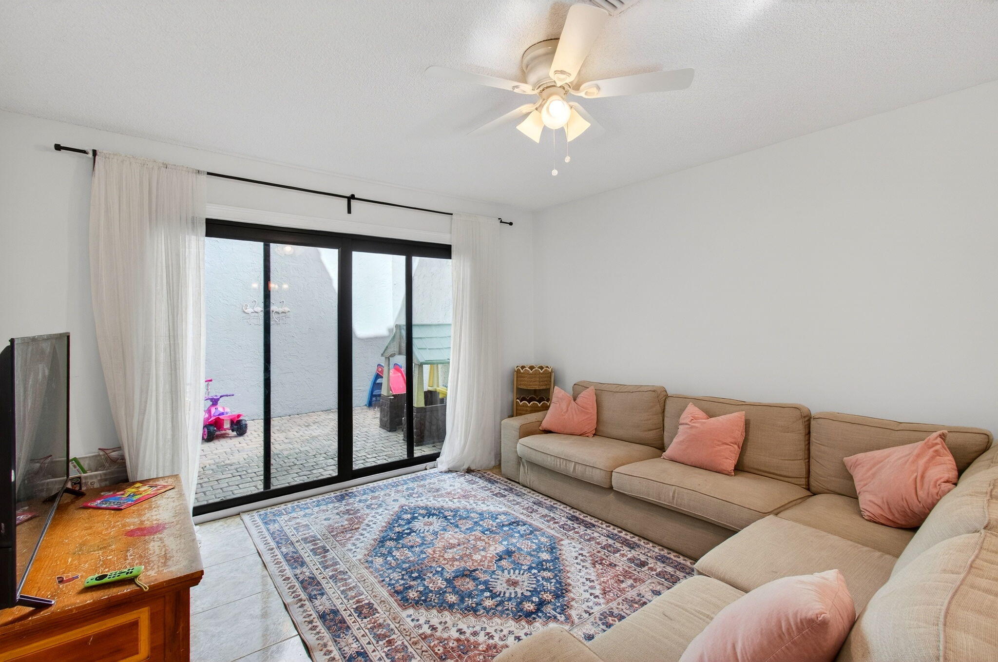 PINEAPPLE WALK 1 - Residential Lease