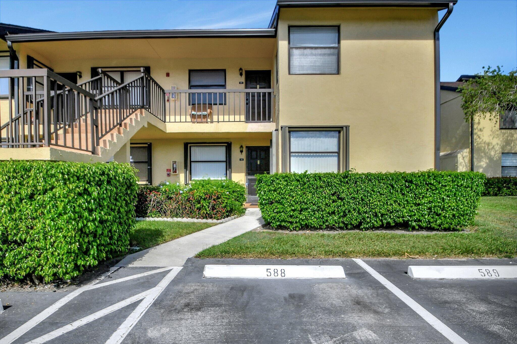4691 Lucerne Lakes Boulevard 106, Lake Worth, FL, 33467/$235,000 1 4691 Lucerne Lakes Boulevard 106