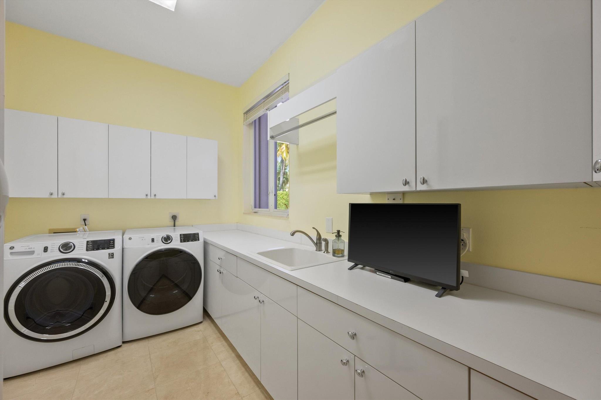 BREAKERS WEST - Residential