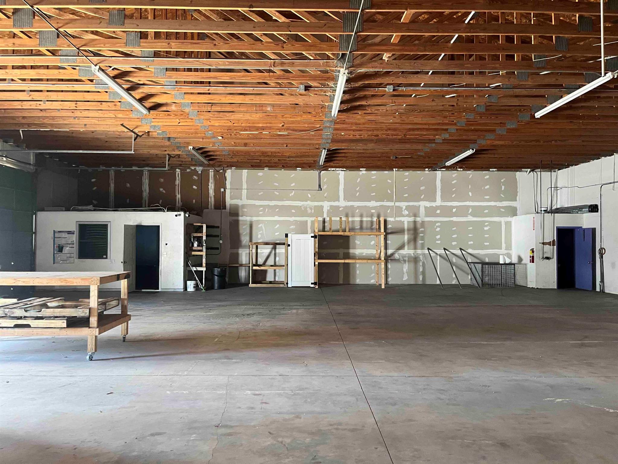 3600 sq ft unit, perfect location for any of your business or industrial need. Privately owned and managed for the last 40 years. This space has a private bathroom and can be easily used for different businesses or storage warehouse.