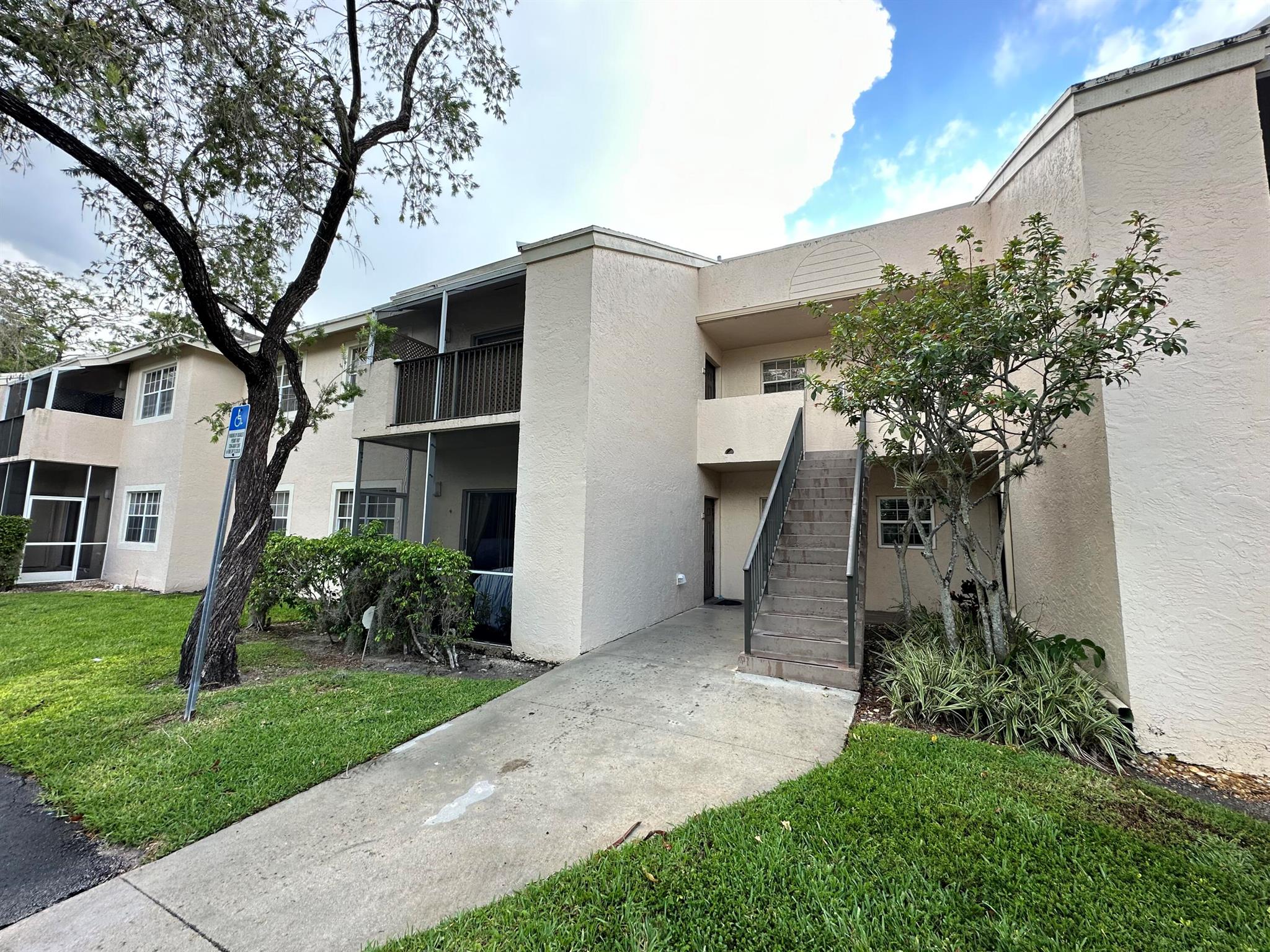 GATED COMMUNITY, BEAUTIFUL 1/1, WALK-IN CLOST. CENTRAL-AC. CERAMIC TILES FLOORS, SCREENED-IN PATIO + STORAGE. WASHER/DRYER. RENT INC: WATER, CABLE, HIGH SPEED INTERNET & PEST CONTROL. COMMUNITY OFFERS: 2 SWIMMING POOLS, HOT-TUB, TENNIS, FITNESS ROOM, BBQ AREA, ONSITE MANAGER. LANDLORD WILL MAKE ALL REPAIRS AND PAINT PRIOR TO MOVE-IN.