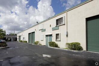 TURNPIKE COMMERCIAL PLAZA - Commercial Lease