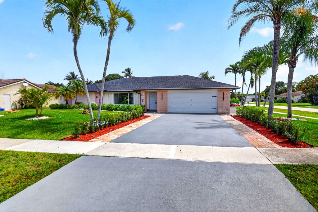 Photo of 990 Hickory Trail, Wellington, FL 33414 (MLS # B26070621)