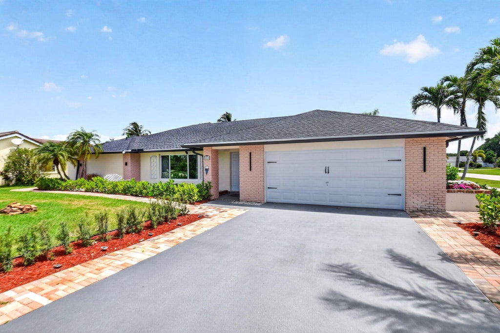 Photo of 990 Hickory Trail, Wellington, FL 33414 (MLS # B26070621)