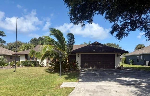 2429 SE BETTY RD, PORT SAINT LUCIE, FL 34952 - Image c4dbc7d8688711723aedb03597bfa8cd/1976110124