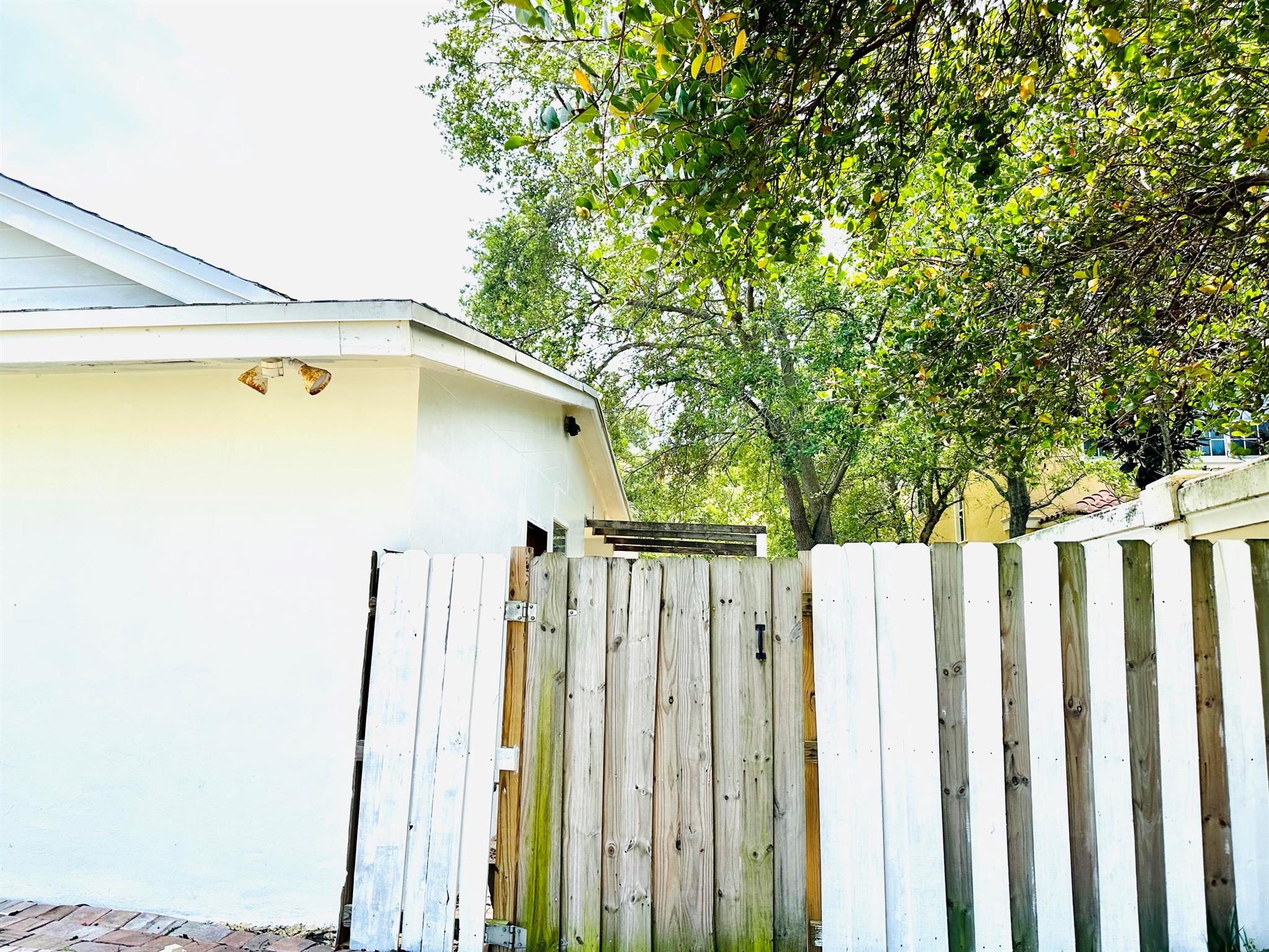 Efficiency with a private entry with parking. Ideal for one person. Close to FAU, I95, Beach, Shopping and Dining.