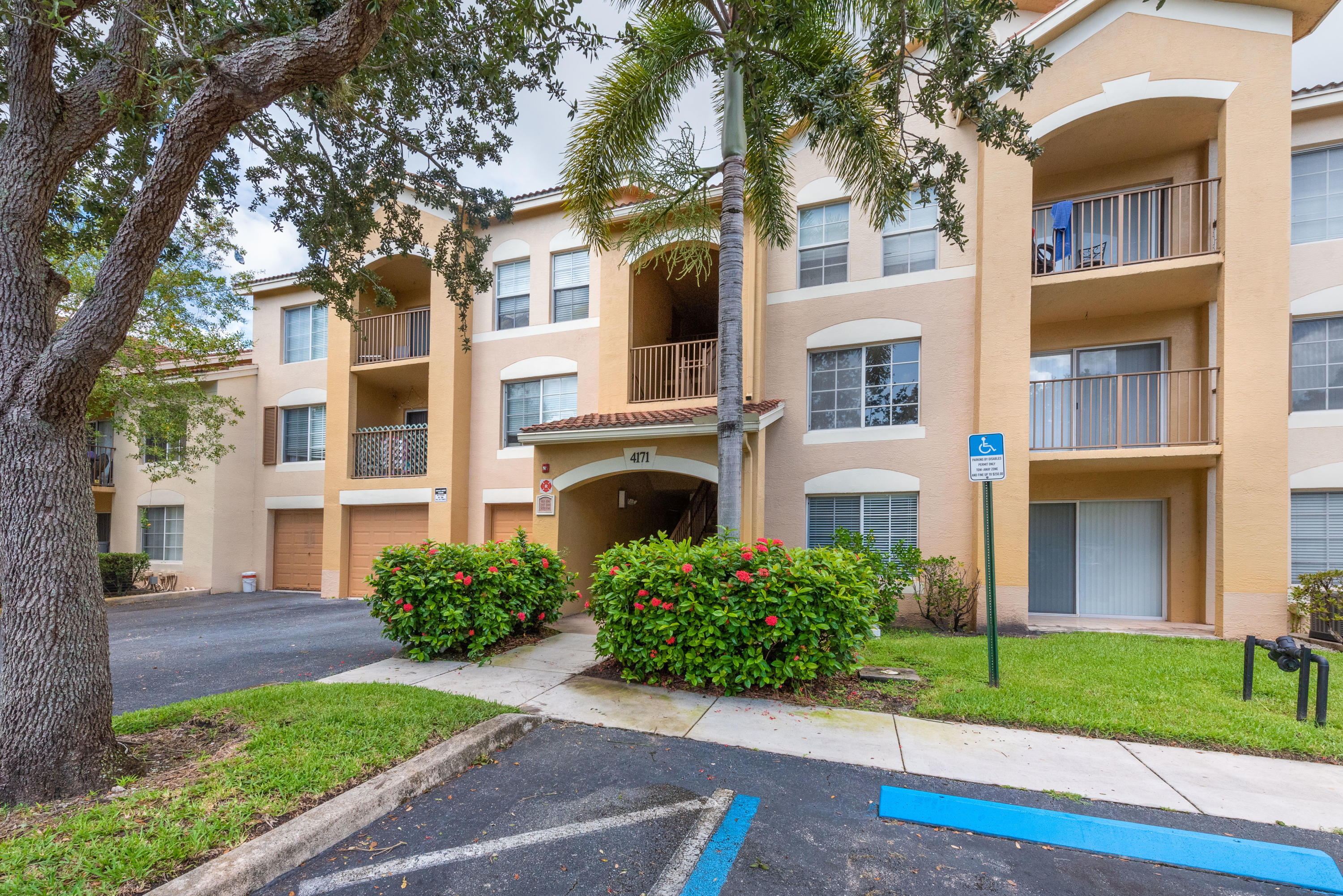 EMERALD ISLE AT LAGUNA LAKES CONDO - Residential Lease