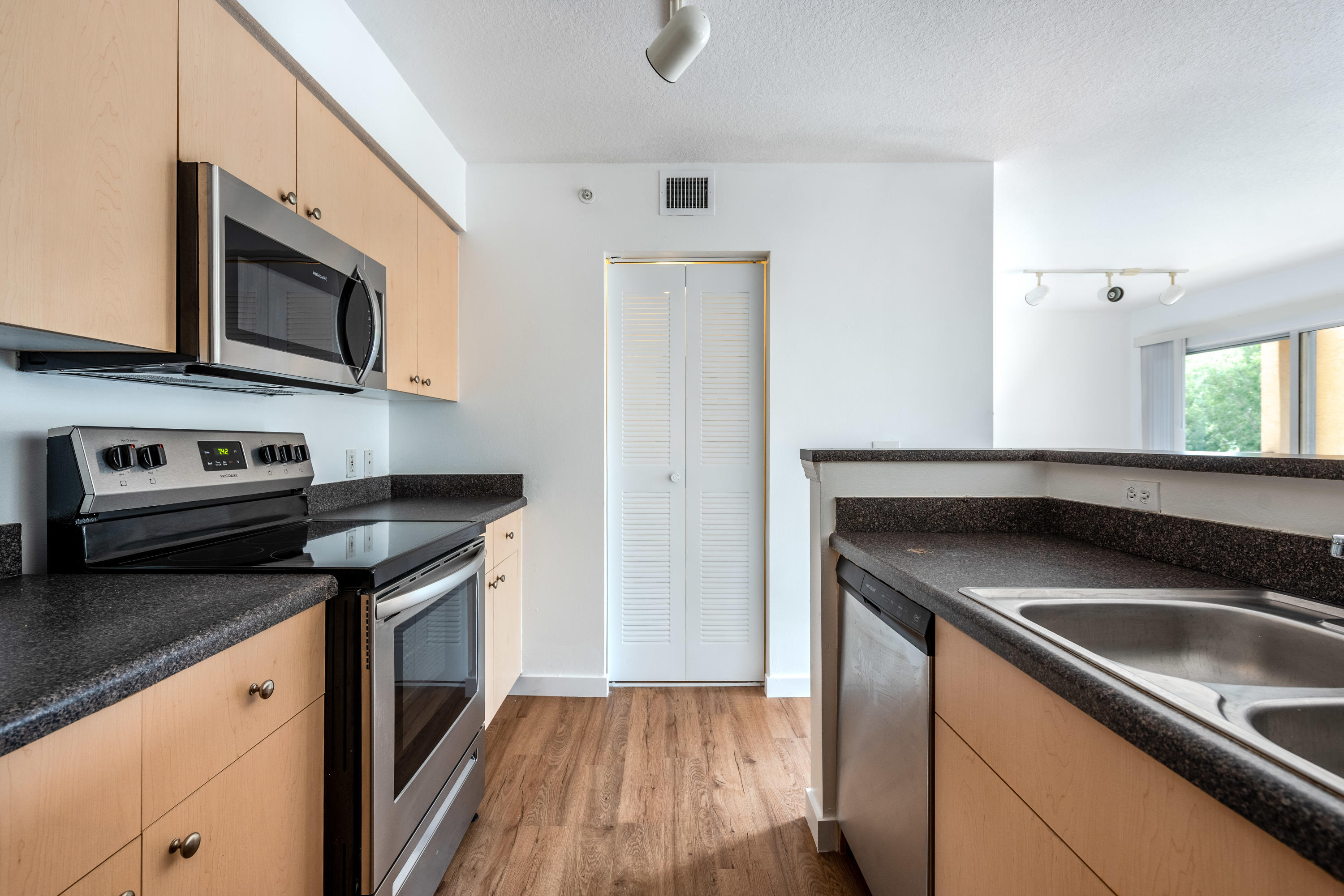 EMERALD ISLE AT LAGUNA LAKES CONDO - Residential Lease