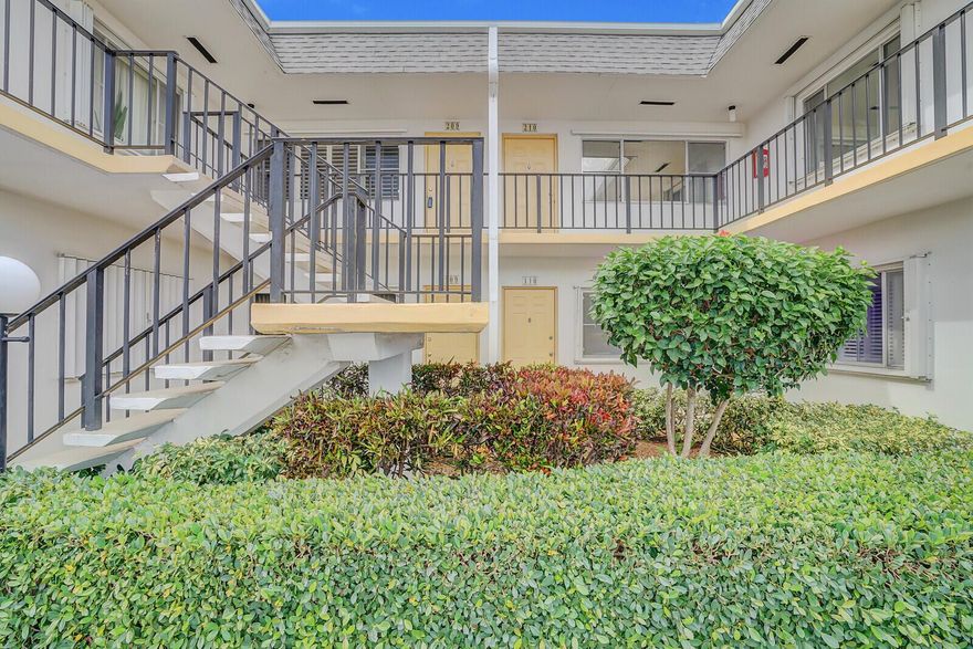 First floor, 1 Bedroom 1 Bath Condo located in the desirable Murry Hills community nestled beside beautiful Lake Osborne. Condo is well located close to a vast array of amenities. Murry Hills is an excellent, well managed, vibrant, 55+ community with a remarkable amount of activities including a heated pool, outdoor BBQ and picnic area, arts and crafts, social events auditorium, library, pickle ball, tennis, putting green, bocce court, shuffle board, woodworking shop, sauna, plus billiard, ping pong and exercise rooms! Cable, internet, designated parking and more included with the maintenance fee. Located next to beautiful Lake Osborne and minutes from the beach. Enjoy the South Florida lifestyle with this wonderful location, community and access to an exceptional range of activities.