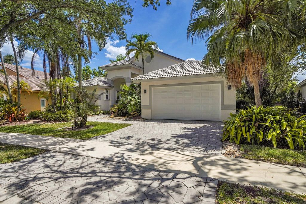 Photo of 3039 Lakewood Drive, Weston, FL 33332 (MLS # F10508025)