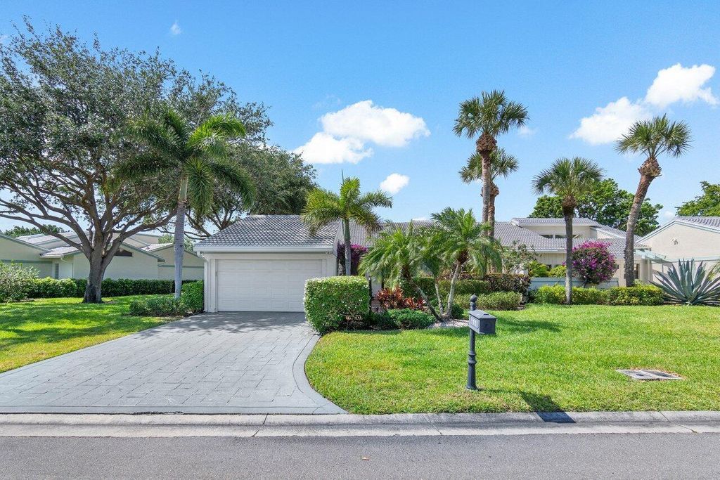 Photo of 11 Cambridge Drive, Boynton Beach, FL 33436 (MLS # R10984143)