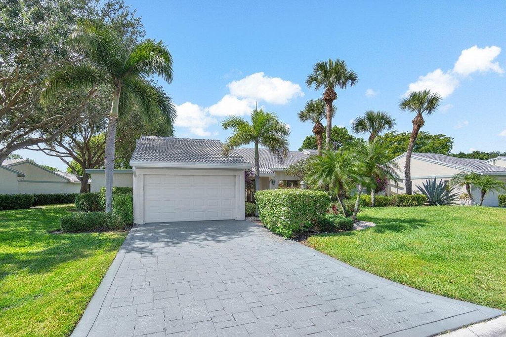Photo of 11 Cambridge Drive, Boynton Beach, FL 33436 (MLS # R10984143)