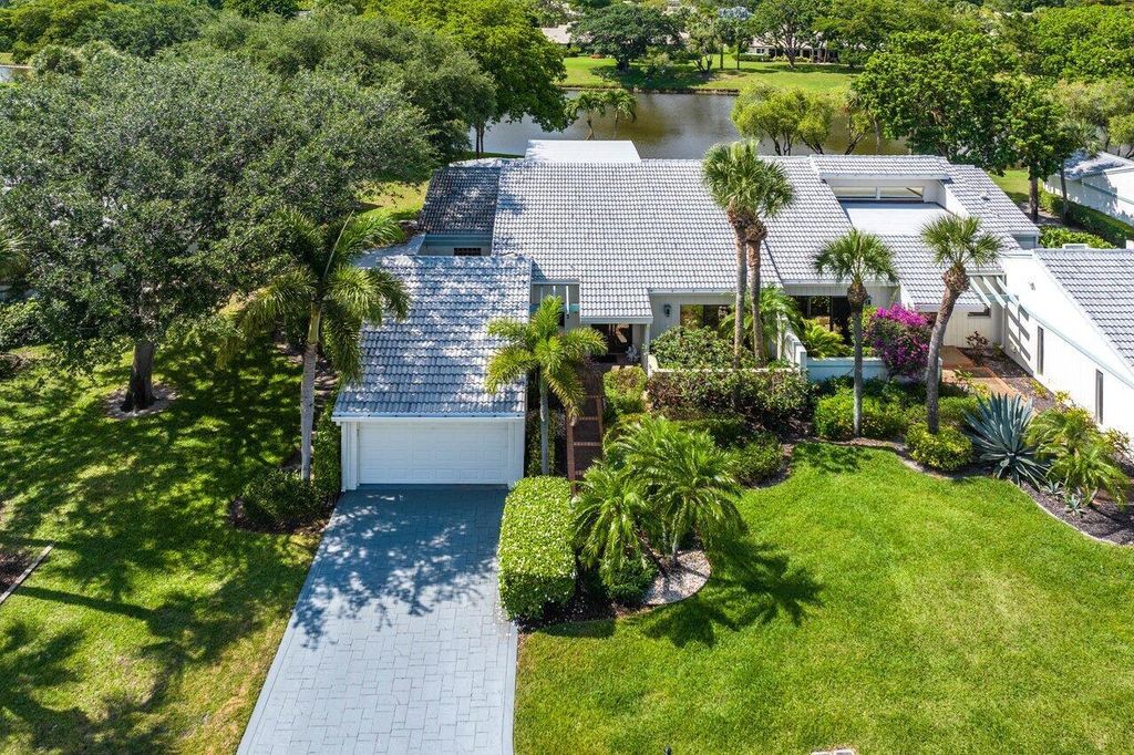 Photo of 11 Cambridge Drive, Boynton Beach, FL 33436 (MLS # R10984143)