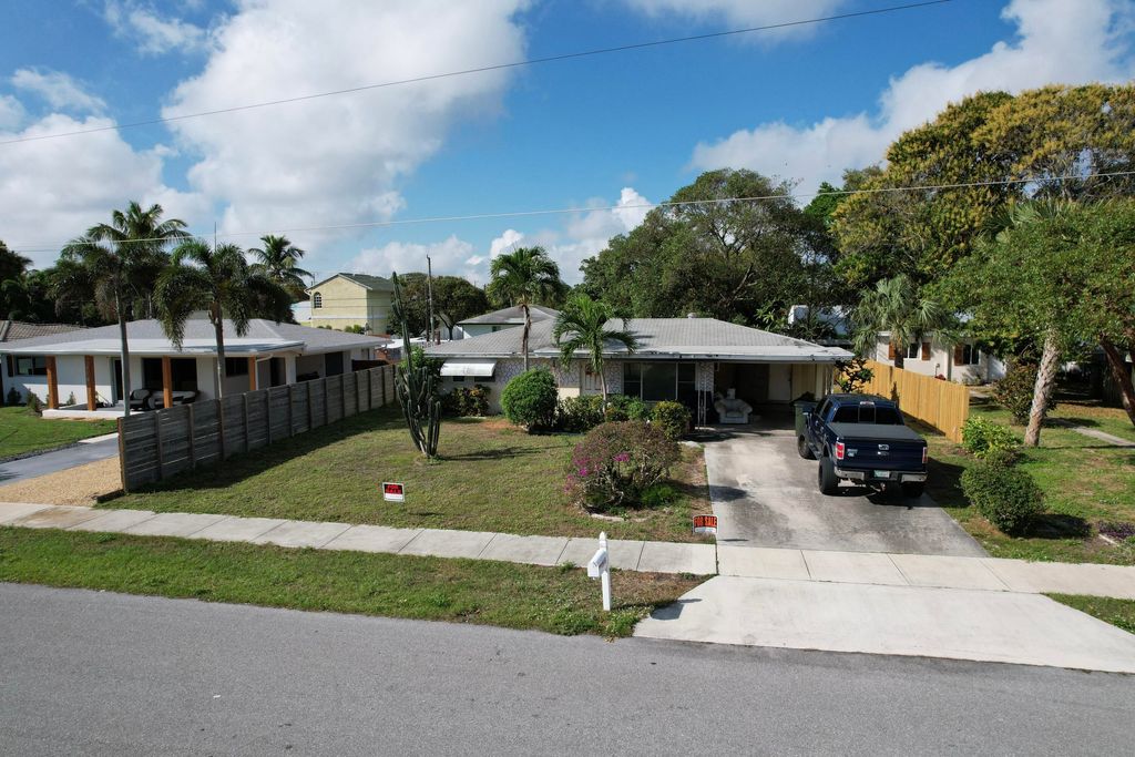 Photo of 910 SE 3rd Avenue, Delray Beach, FL 33483 (MLS # B26023900)