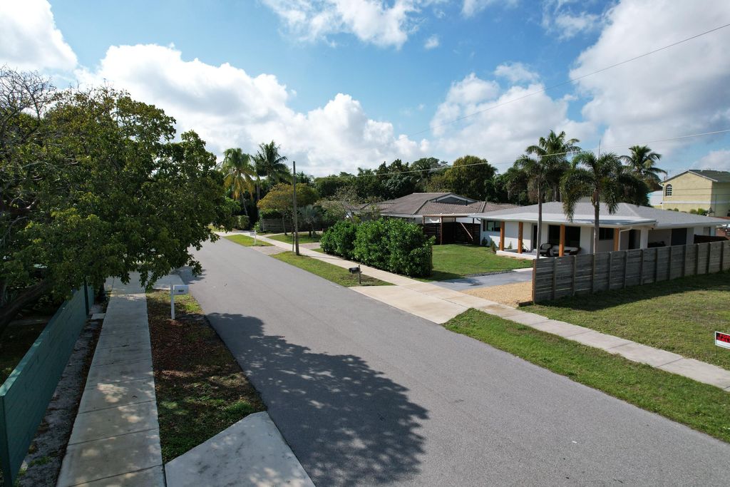 Photo of 910 SE 3rd Avenue, Delray Beach, FL 33483 (MLS # B26023900)