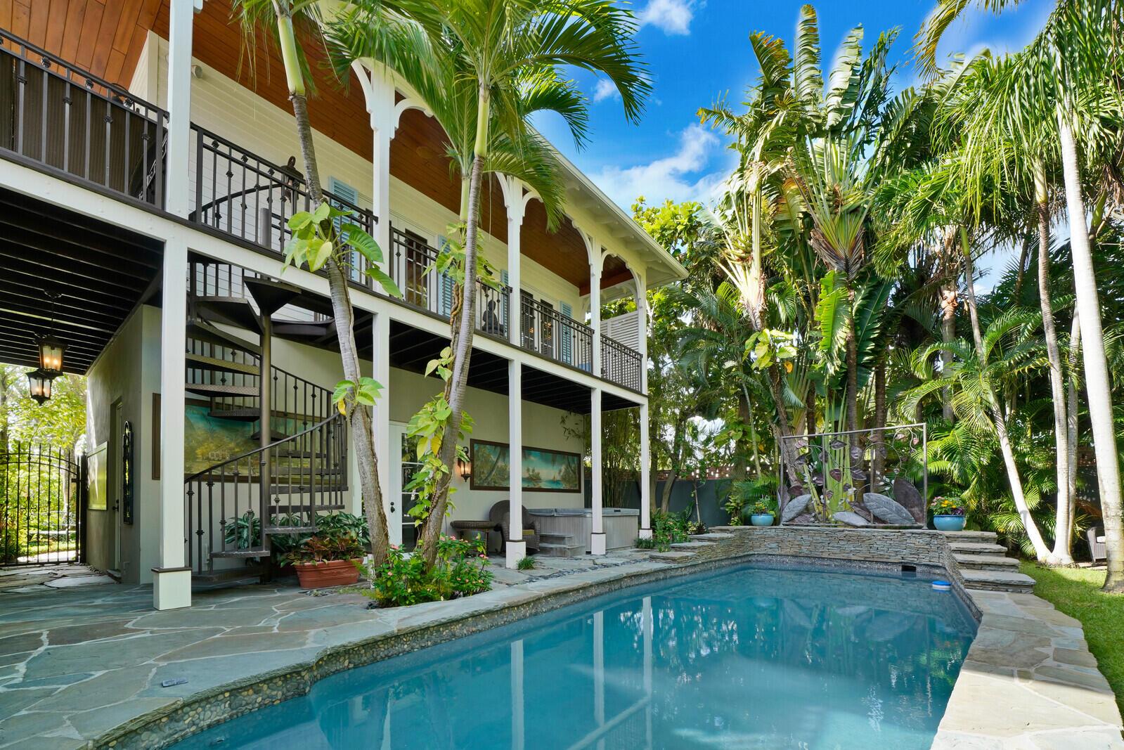 Welcome to 137 S Oak in Lantana Florida. 15min to downtown west palm beach/palm beach...15min to downtown Delray Beach. The beach is a 10min walk from the front door. NOBU sushi is a 10min walk from the front door. The main house features 2 full bedrooms + 2 full bathrooms. The master-bedroom has a Jacuzzi bathtub + detached shower. The guest house features 1 full bedroom + 1 full bathroom with great views of the Intracoastal Waterway. The house has high end custom finishes throughout. Walk to breakfast, lunch and dinner or enjoy cooking in the custom kitchen with gas stove. There is also a weber propane grill outside adjacent to the outdoor patio and pool area. The entire house interior/exterior is equipped with state of the art speakers to play your favorite music.