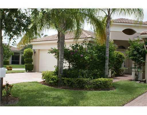 DONT MISS THIS BEAUTIFUL 3 BEDROOM / 2 BATH CORNER VILLA. LARGE OPEN KITCHEN WITH 42'' CABINETS, GRANITE COUNTERTOPS, CUSTOM WALL UNIT, SCREENED PATIO AND A GREAT CUL-DE-SAC LOCATION. GATED SUBDIVISION WITH MANNED GATE, SUBDIVISION FEATURES POOL, TENNIS COURTS, GYM, CLUBHOUSE WITH A LIBRARY, POOL TABLE, AND ACTIVTIES.