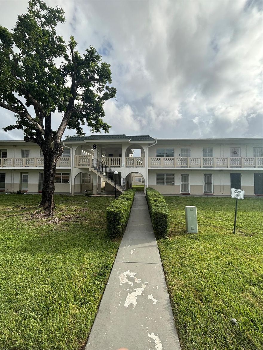 Well priced condo ready to sell with easy access to the highway. Property is vacant and ready for move in. Seller is motivated and ready to sell. Please text listing agent for showing instructions.
