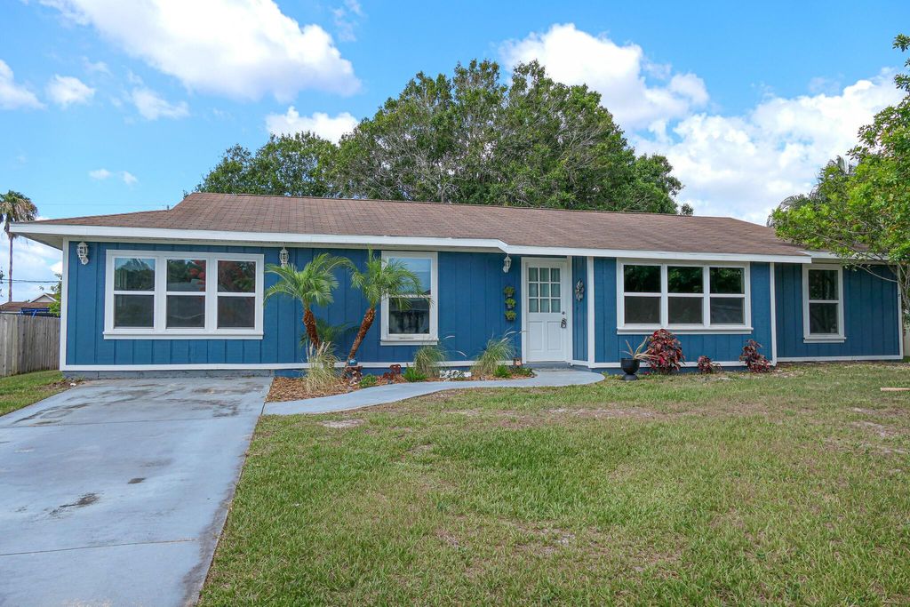 Photo of 846 SE Starflower Avenue, Port Saint Lucie, FL 34983 (MLS # R10992982)