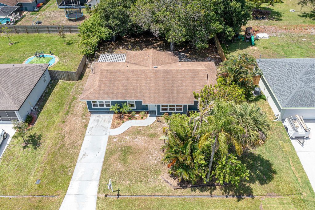Photo of 846 SE Starflower Avenue, Port Saint Lucie, FL 34983 (MLS # R10992982)