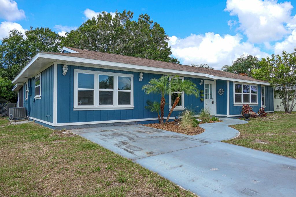 Photo of 846 SE Starflower Avenue, Port Saint Lucie, FL 34983 (MLS # R10992982)