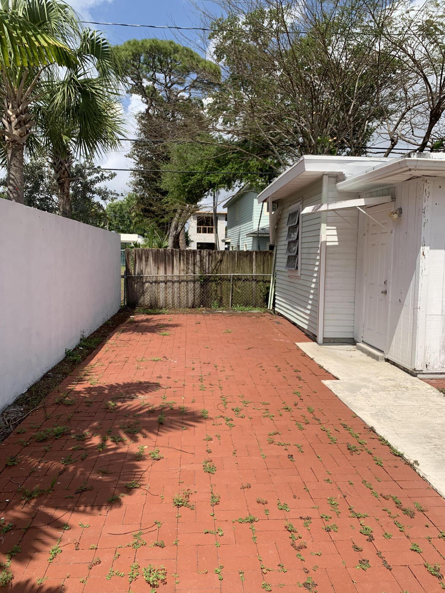 Petite 18-18 B - Residential Lease