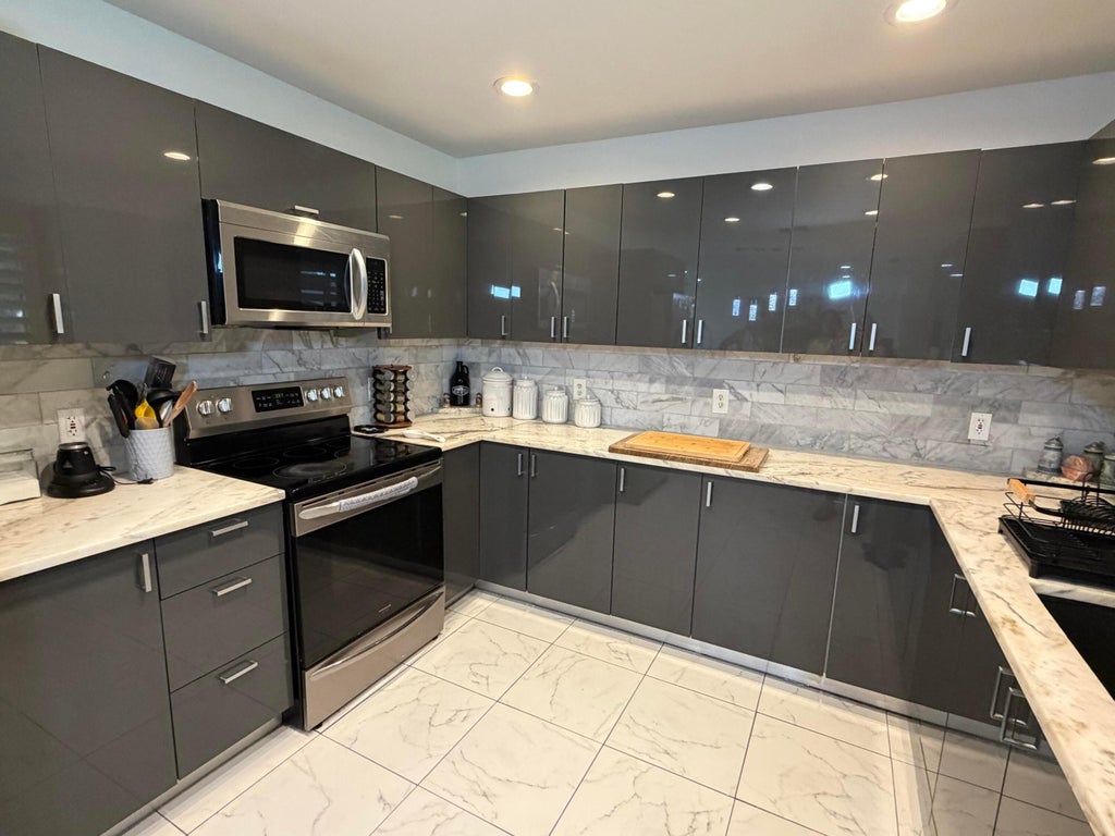 Photo of 1486 SE Grapeland Avenue, Port Saint Lucie, FL 34952 (MLS # B26067788)