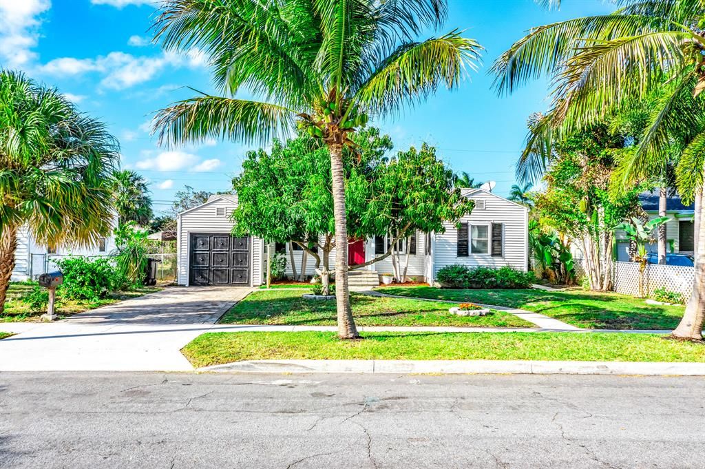 Photo of 717 Rockland Drive, West Palm Beach, FL 33405 (MLS # R10701477)