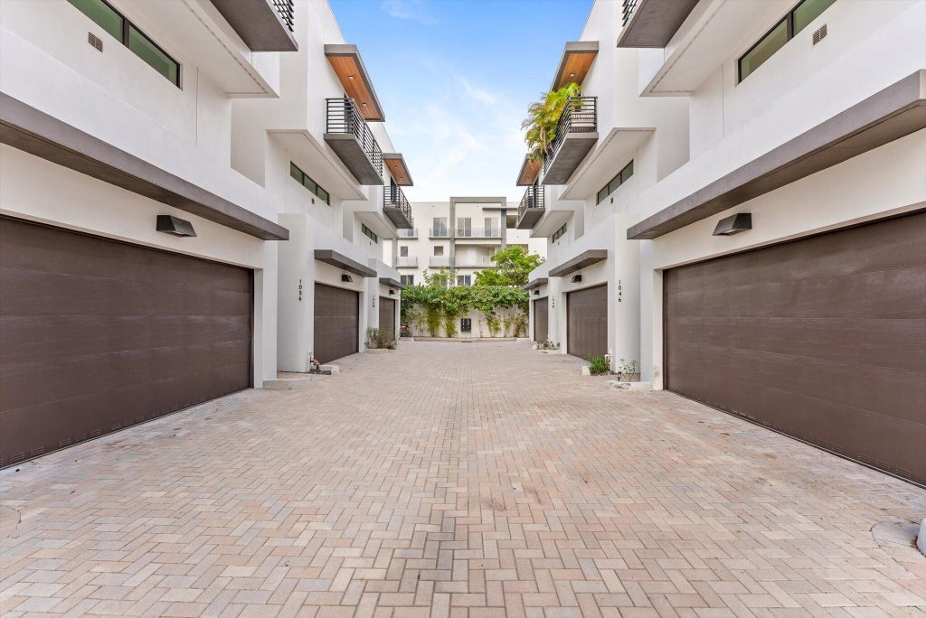 Photo of 1048 N VICTORIA PARK Road, Fort Lauderdale, FL 33304 (MLS # B26089575)