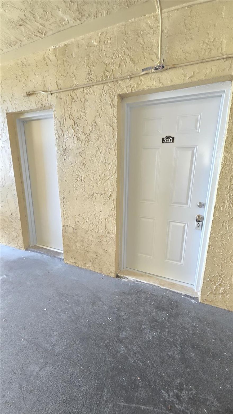 Very Nice large Apartment 2 Bedrooms 2 Baths, Beautiful Kitchen, Apartment is totally painted, Enjoy Balcony, Close to major Highways, Shopping and Restaurants. Must see it!