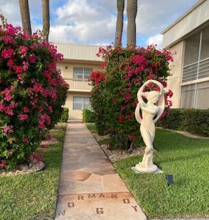 Beautiful Bright second floor corner unit rent in 55+ community. Fully renovated kitchen with granite countertops, stainless steel Frigidaire appliances, wood laminate flooring throughout. With enclosed patio and in unit laundry with full size washer and dryer. Building has elevator and private parking space as well as ample guest parking. Kingspoint amenities include 2 golf courses, theatre, clubhouse, indoor and outdoor pool, restaurants, pickleball, tennis and more.