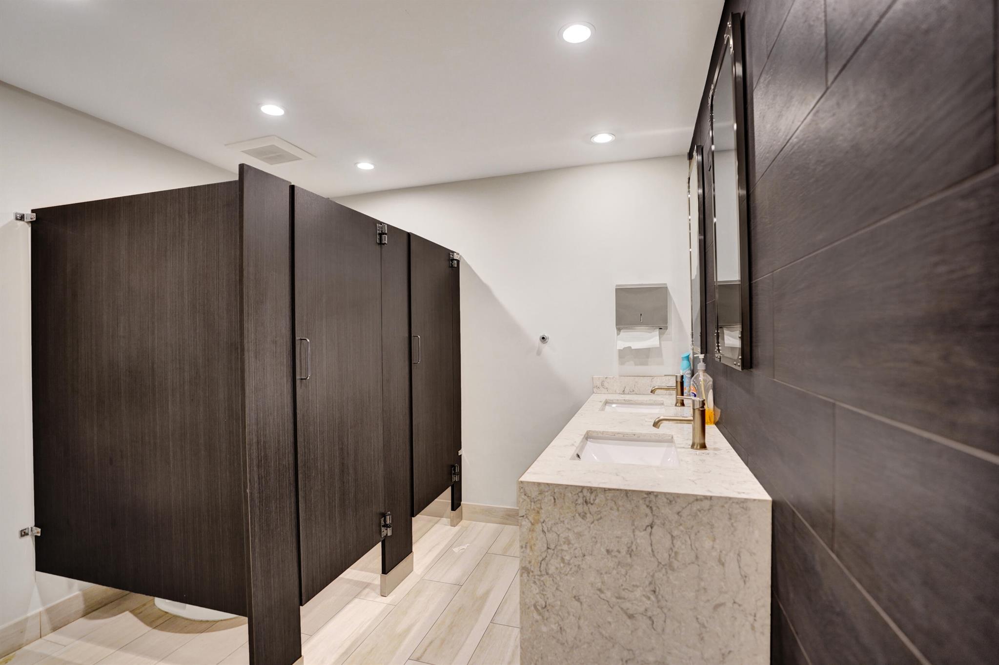 PENTHOUSE HIGHLANDS CONDO - Residential