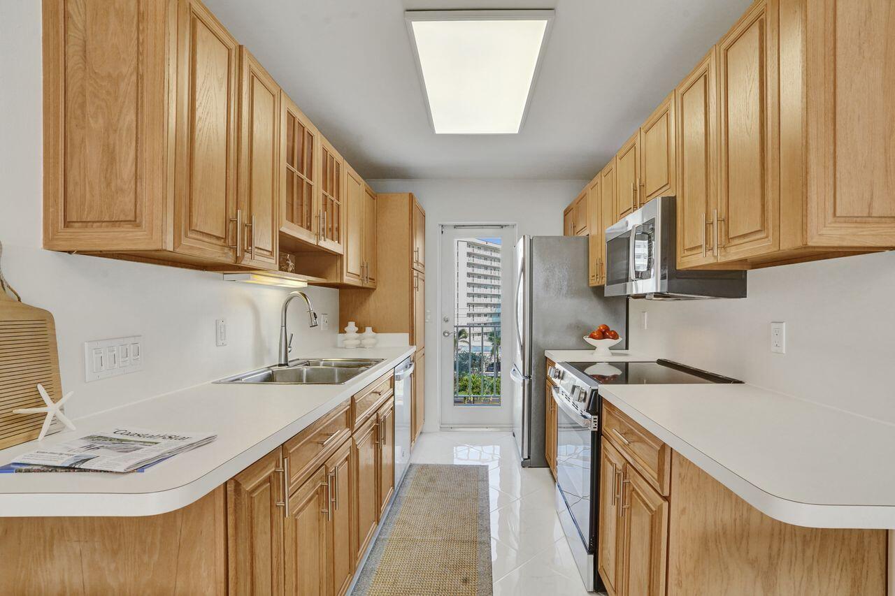 PENTHOUSE HIGHLANDS CONDO - Residential