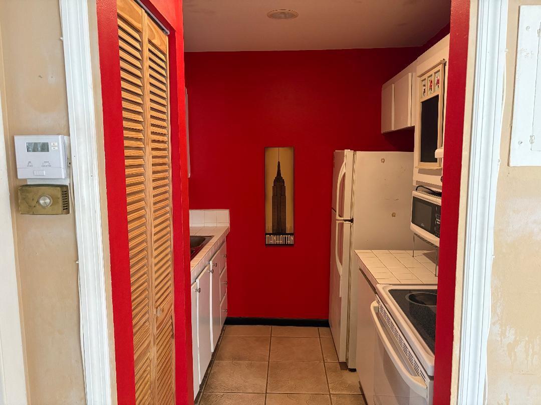 THIS ONES FOR YOU! 1 BEDROOM 1 BATH CONDO. 2ND FLOOR CORNER UNIT CONVENIENTLY LOCATED IN DESIRABLE CORAL SPRINGS. A/C UNDER 3 YEARS NEW. SCREENED PATIO. ALL AGES WELCOME. CLOSE TO DOWNTOWN, WORSHIPS, SHOPPING, RESTAURANTS, HOSPITAL AND TRANSPORTATION. CLUBHOUSE FEATURES POOL, GYM AND TENNIS COURTS. ASSOCIATION STATES 640 CREDIT SCORE REQUIRED.
