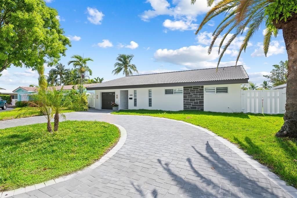 Photo of 420 SE 13th Ave, Pompano Beach, FL 33060 (MLS # F10533240)