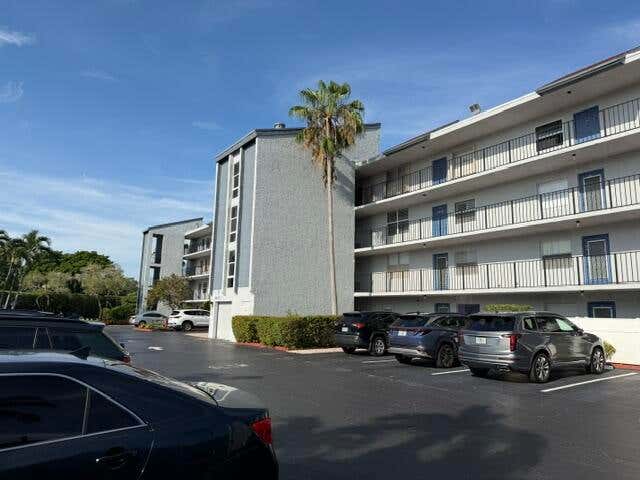 Photo of 6675 S Oriole Boulevard #4040, Delray Beach, FL 33446 (MLS # B26051127)