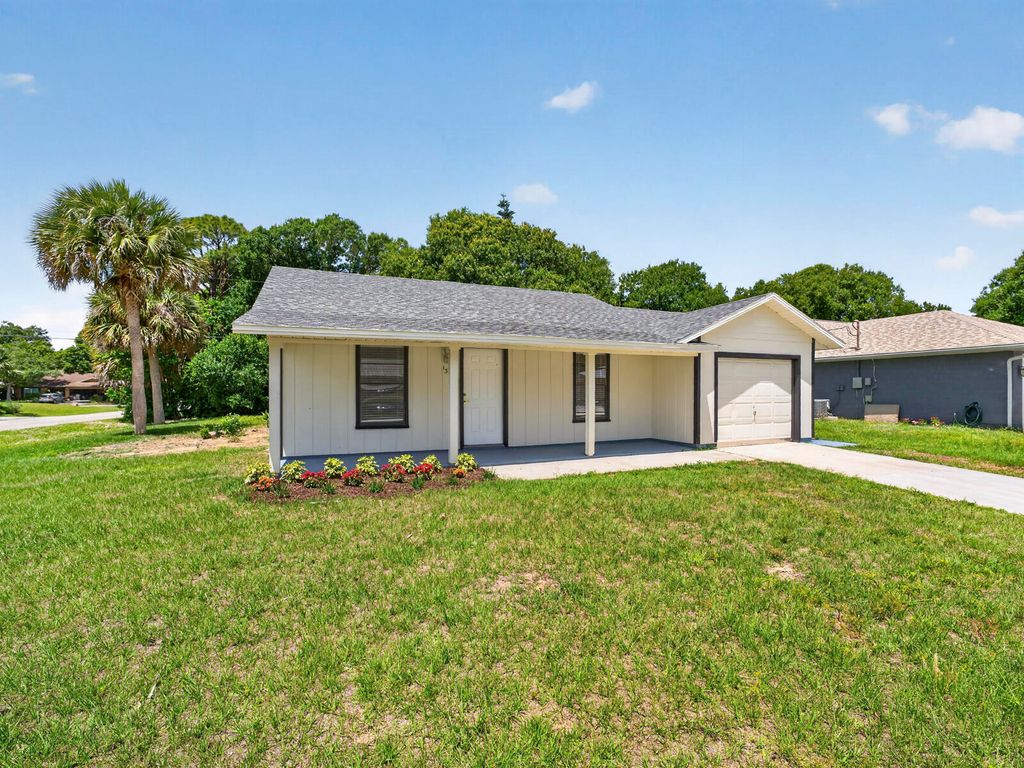 Photo of 1373 32nd Avenue SW, Vero Beach, FL 32968 (MLS # B26022192)