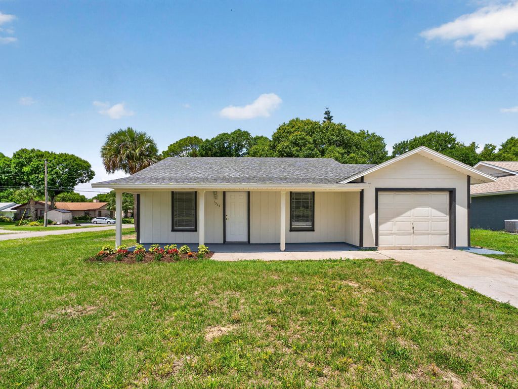 Photo of 1373 32nd Avenue SW, Vero Beach, FL 32968 (MLS # B26022192)